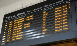 Un panneau d'affichage des horaires des trains indique que la circulation des TGV est perturbée le 29 mai 2016 à la gare Paris-Montparnasse