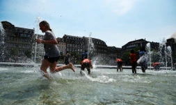 Des personnes se rafraîchissent dans une fontaine à Strasbourg, le 22 juin 2017