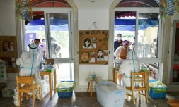 Des habitants passent un test de dépistage du coronavirus, à Nankin (Chine), le 2 août 2021