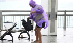 Pluie et vent violent à Hong Kong à l'approche du typhon Koinu, le 8 octobre 2023