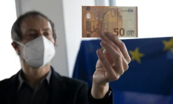Eric Languillat, l'un des experts du laboratoire anti-contrefaçons de la Banque centrale européenne, vérifie un billet de 50 euros, le 22 décembre 2021 à Francfort, en Allemagne