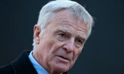 L'ex-patron de la FIA Max Mosley interviewé à l'issue de son audition devant la commission de la culture et de l'éthique des médias à Londres, le 29 novembre 2012