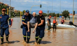 Des pompiers évacuent un homme âgé d'une zone inondée à Larissa, le 9 septembre 2023 dans le centre de la Grèce