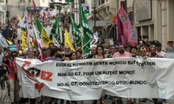 Des manifestants défilent le 13 juillet 2019 dans les rues de Biarritz, dans le sud-ouest de la France, pour s'opposer au G7