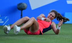 La Britannique Johanna Konta glissant pendant son match face à l'Allemande Angelique Kerber, au tournoi d'Eastbourne (Angleterre), le 29 juin 2017
