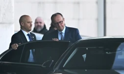 Friedrich Merz (c), chef de file des démocrates-chrétiens allemands et futur chancelier, monte en voiture après une réunion à la chancellerie, le 5 mars 2025 à Berlin