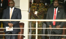 Le premier vice-président du Soudan du Sud, Riek Machar (G), et le president Salva Kiir (D), lors d'une messe à Juba le 5 février 2023. 