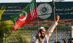 Des partisans de l'ex-Premier ministre pakistanais emprisonné Imran Khan protestent contre des fraudes électorales présumées, le 11 février 2024 à Karachi