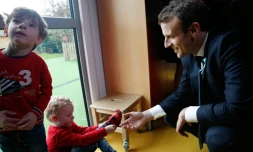 Emmanuel Macron lors d'une visite de la crĂšche Graffiti, association le Moulin vert, Ă  Rouen le 5 avril 2018