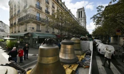 Huit cloches du beffroi nord de Notre-Dame de Paris sont acheminées jusqu'à la cathédrale le 12 septembre 2024, après avoir été nettoyées de la poussière de plomb, révisées et restaurées. 
