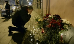 Un homme se recueille après avoir déposé des fleurs en mémoire aux victimes d'un attentat dans le métro, le 3 avril 2017 à Saint-Pétersbourg