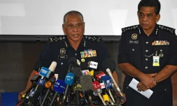 Tan Sri Noor Rashid Ibrahim (g), haut responsable de la police malaisienne, lors d'une conférence de presse dans le cadre de l'enquête sur l'assassinat de Kim Jong-Nam, demi-frère du leader nord-coréen Kim Jong-Un, le 19 février 2017 à Kuala Lumpur