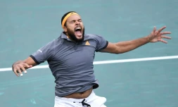 Le Français Jo-Wilfried Tsonga exulte aprÚs sa victoire face à l'Allemand Jan-Lennard Struff au 3e tpur du Masters 1000 de Paris, le 31 octobre 2019