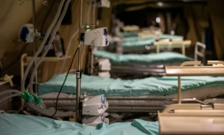 Des lits près à recevoir des premiers malades graves du coronavirus dans l'hôpital militaire de campagne à l'extérieur de l'hôpital Emile Muller à Mulhouse, le 22 mars 2020
