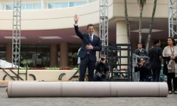Le maître de la cérémonie des Golden Globes Seth Meyers fait dérouler le tapis rouge en préparation de la cérémonie à Beverly Hills, en Californie, le 4 janvier 2018