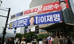 Des banderoles des candidats à la présidentielle Kim Moon-soo (en rouge) et Lee Jae-myung dans une rue de Séoul, le 31 mai 2025, avant l'élection du 3 juin