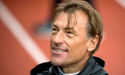 Le sélectionneur du Maroc, Hervé Renard, salue ses supporters, à Voronezh, en Russie, au cours d'une séance d'entraînement, le 13 juin 2018 