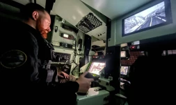 Un gendarme français dans un blindé au cours d'une mission de sécurisation sur un axe menant à l'aéroport de Nouméa, le 7 juin 2024