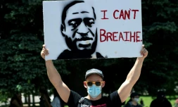 Un manifestant porte une pancarte Ă l'effigie de George Floyd, le 30 mai 2020 Ă Denver, dans le Colorado, avec ses derniers mots: "Je ne peux pas respirer"