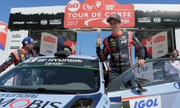 Le Belge Thierry Neuville (d) pose à côté de sa Hyundai i20 après sa victoire au Tour de Corse, le 9 avril 2017 à Porto Vecchio