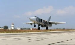 Un avion russe Soukhoï SU-24 décolle de la base aérienne de Hmeimim, dans la province syrienne de Lattaquié, le 3 octobre 2015