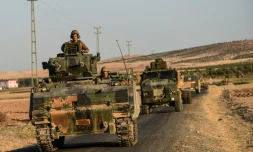 Un convoi de soldats turcs Ă la frontiĂšre avec la Syrie, le 2 septembre 2016 Ă Jarablos