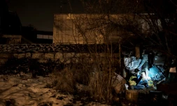 L'Association Savoyarde d'Accueil des Secours et d' Orientation en maraude auprès d'une famille sans-abri, le 16 janvier 2017 dans une forêt de Chambéry