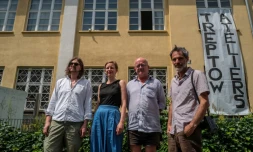 Les artistes allemands Sebastian Koerbs et Lydia Paasche (g) aux cÎtés de leur collÚgue irlandais Lorcan O'Byrne et du photographe italien Michele Caliari (d), devant les Treptow Ateliers à Berlin, le 20 juin 2019