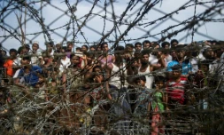 Des réfugiés rohingyas rassemblés dans un camp provisoire à la frontiÚre entre la Birmanie et le Bangladesh le 25 avril 2018