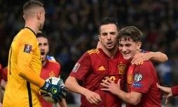 L'attaquant espagnol Pablo Sarabia (c), est félicité par ses coéquipiers, après avoir marqué sur pénalty, l'unique but de la victoire face à la Grèce, lors des éliminatoires de la Coupe du monde 2022 au Qatar, le 11 novembre 2021 à Athènes