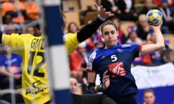La Française Camille Ayglon prépare un tir face à la gardienne polonaise Weronika Janiszewska, le 4 décembre 2016 lors du match de l'Euro-2016 à Kristianstad