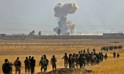 Des combattants peshmergas avancent en direction de Mosoul pour reprendre la ville au groupe Etat islamique, le 20 octobre 2016 en Irak