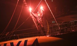 La joie du skipper français Charlie Dalin, à bord de son monocoque "Apivia", aprÚs avoir franchi en premier la ligne d'arrivée du Vendée Globe, le 27 janvier 2021 au large des Sables d'Olonne