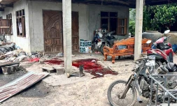 Une image publiée jeudi par l'armée thaïlandaise montre une mare de sang devant une maison du district frontalier de Kap Choeng, attaquée selon Bangkok par des roquettes provenant du Cambodge, le 24 juillet 2025 