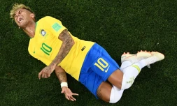 L'attaquant brésilien Neymar très démonstratif après une faute du Suisse Valon Behrami, lors du Mondial, le 17 juin 2018 à Rostov