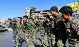 Membres des Forces démocratiques syriennes (FDS) célébrant le 18 octobre 2017 à Raqa la prise de cette ville