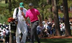 Le golfeur américain Tiger Woods sur le green lors du premier tour du Masters d'Augusta, le 7 avril 2022 à Augusta en Géorgie aux Etats-Unis