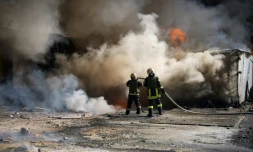 Photo diffusée par les services d'urgence ukrainiens, le 26 août 2024, montrant des pompiers luttant contre un incendie après une frappe de missile dans la région d'Odessa