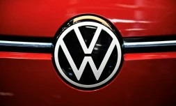 Logo du constructeur automobile allemand Volkswagen, lors du salon de l'automobile à Paris, le 16 octobre 2024