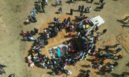 Cette image extraite d'une vidéo de l'AFPTV prise dans le village de Maiyanga, dans le gouvernement local de Bokkos, le 27 décembre 2023, montre des familles enterrant dans une fosse commune leurs proches tués dans des attaques meurtrières menées par des groupes armés dans l'État du Plateau, au centre du Nigeria