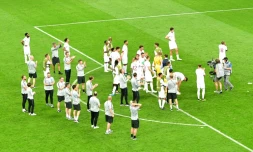 L'équipe d'Angleterre salue ses supporters après sa défaite en demi-finales du Mondial, à Moscou, le 11 juillet 2018