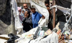 Des personnes inspectent les dégâts dans un campement de tentes qui abritait des déplacés, après un bombardement israélien, près de l’hôpital Chifa, dans la ville de Gaza, le 4 septembre 2025