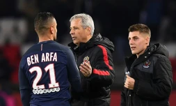 L'entraîneur de Nice Lucien Favre (c) lors du match face au PSG, au Parc des Princes, le 11 décembre 2016