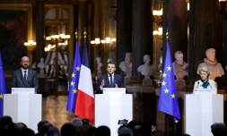 Le préseident français Emmanuel Macron (C), le président du Conseil européen Charles Michel (G) et la présidente de la Commission européenne Ursula von der Leyen s'expriment devant la presse à l'issue du sommet de Versailles sur l'invasion russe de l'Ukraine, le 11 mars 2022