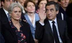 Le candidat de droite à la présidentielle François Fillon (D) et son épouse Penelope le 29 janvier 2017 à Paris
