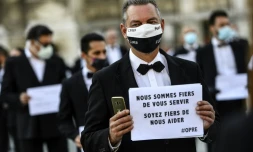 Un travailleur "extra" de l'événementiel manifeste à Paris le 24 juin 2020