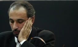 Le théologien suisse Tariq Ramadan, le 15 novembre 2003 à Ivry-sur-Seine, lors d'une table ronde à l'occasion du Forum social européen