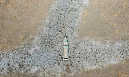 Vue aĂ©rienne d'un petit bateau sur un terrain assĂ©chĂ© oĂč il y avait de l'eau dans le lac Cuitzeo, dans l'Ătat de Michoacan, au Mexique, le 3 mars 2024