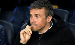 L'entraïneur du Barça Luis Enrique suit le match face à Gijon au Camp Nou, le 1er mars 2017