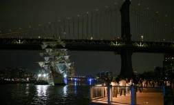 Des personnes regardent un navire-école de la marine mexicaine après qu'il a heurté le pont de Brooklyn à New York, le 17 mai 2025